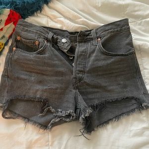 Black levi shorts L 501